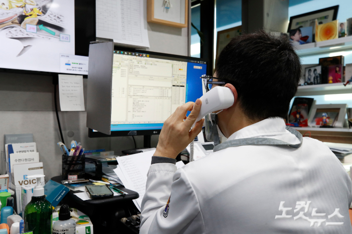 지난 17일 서울 중구 보아스 이비인후과병원에서 재택치료 중인 환자에게 전화 걸어 비대면 진료를 보는 모습. 이한형 기자
