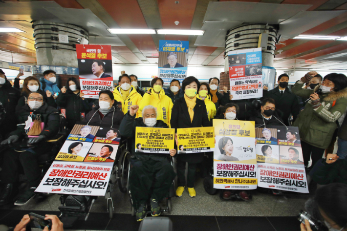 정의당 심상정 대선 후보가 23일 오전 서울역 4호선 승강장에서 열린 장애인 이동권 지하철 시위 현장을 방문하고 있다. 정의당 제공