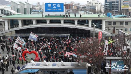 윤석열 국민의힘 대선 후보가 23일 오후 전남 목포시 목포역 광장에서 열린 