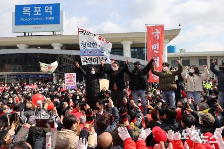 윤석열 국민의힘 대선 후보가 23일 오후 전남 목포시 호남동 목포역광장에서 열린 유세에서 지지를 호소하고 있다.