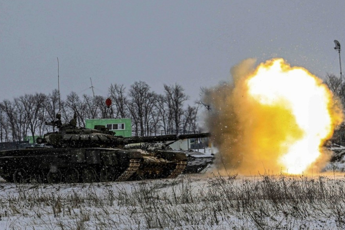 포사격 훈련하는 러시아군 탱크. 러시아 국방부 제공