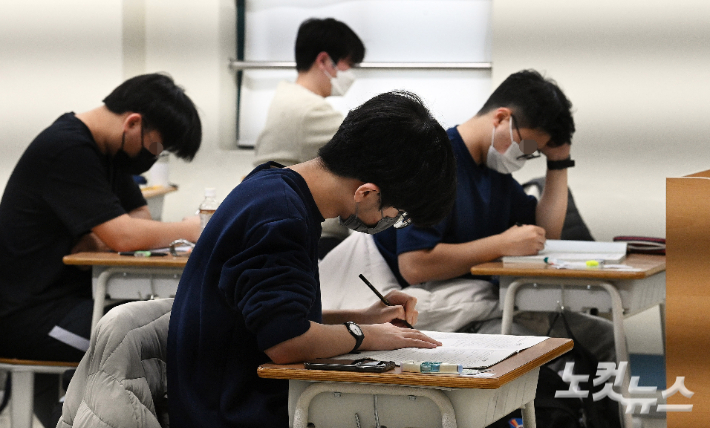 지난해 11월 서울 용산구 용산고등학교에서 수험생들이 '2022학년도 대학수학능력시험' 1교시 국어영역 시험을 준비하는 모습. 사진공동취재단