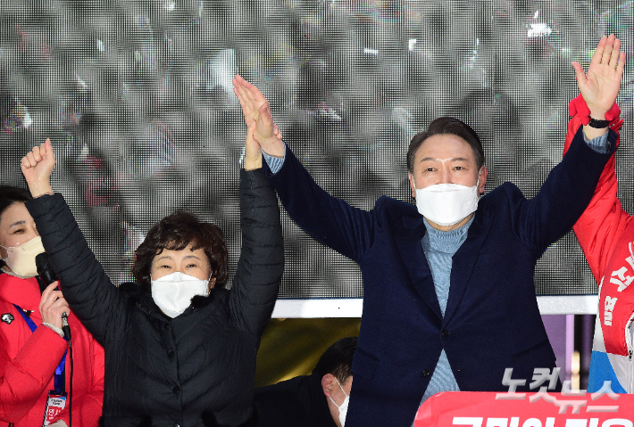 윤석열 국민의힘 대선 후보가 22일 전북 익산시 익산역 동부광장에서 열린 "전북의 발전은 대한민국의 발전" 익산역 광장 집중유세에서 조배숙 전 민주당 의원과 손을 맞잡고 지지를 호소하고 있다. 윤창원 기자