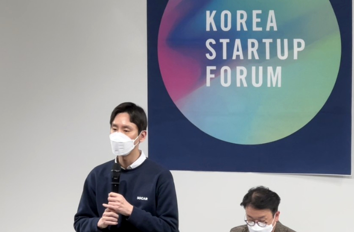 박재욱 신임 의장인 쏘카 대표(사진 왼쪽)가 인사말하는 모습. 코리아스타트업포럼 제공