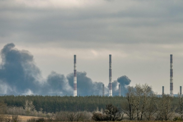 22일(현지시간) 우크라이나 동부의 분쟁 지역인 루간스크주 샤스티아 외곽의 발전소가 포격을 받은 뒤 연기가 치솟고 있다. 연합뉴스