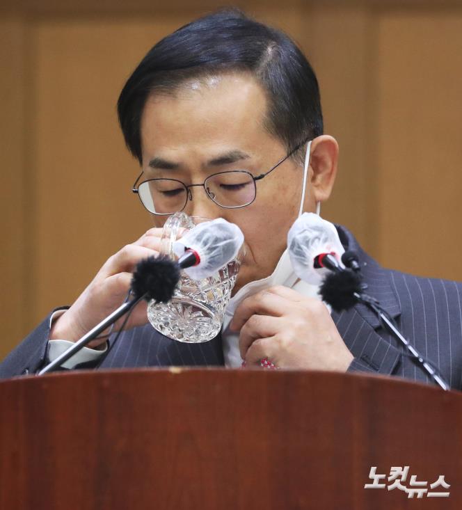 물 마시는 조재연 대법관