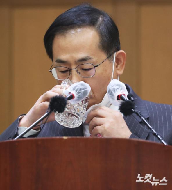 물 마시는 조재연 대법관