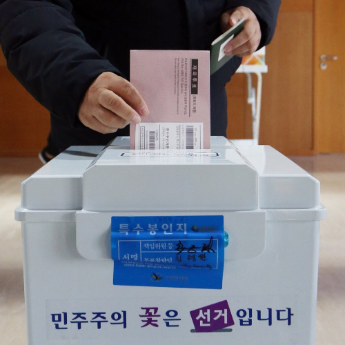 제20대 대통령 선거 재외투표 첫날인 23일 중국 베이징 주중대사관에 설치된 투표소에서 한 교민이 투표지를 투표함에 넣고 있다. 연합뉴스