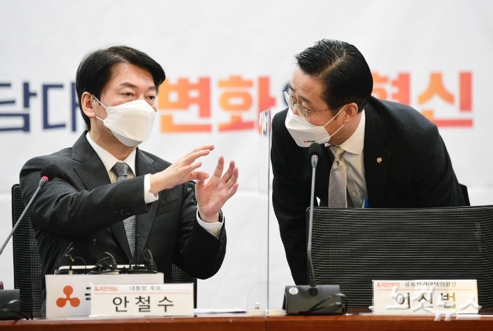 국민의당 안철수 대선 후보와 이태규 의원이 대화를 나누고 있다. 윤창원 기자