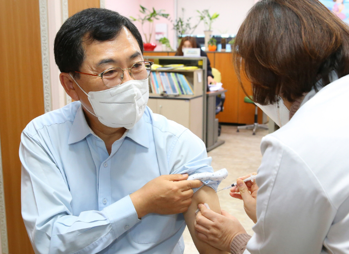 주낙영 경주시장이 지난해 12월 보건소에서 3차 백신을 받고 있다. 경주시 제공