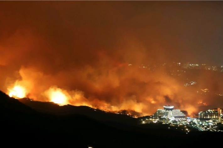 지난 2019년 4월 발생한 고성·속초 산불. 강릉산림항공사무소 제공