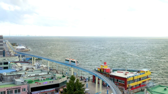 지상 15m 위 도심형 모노레일 월미바다열차. 인천교통공사 제공