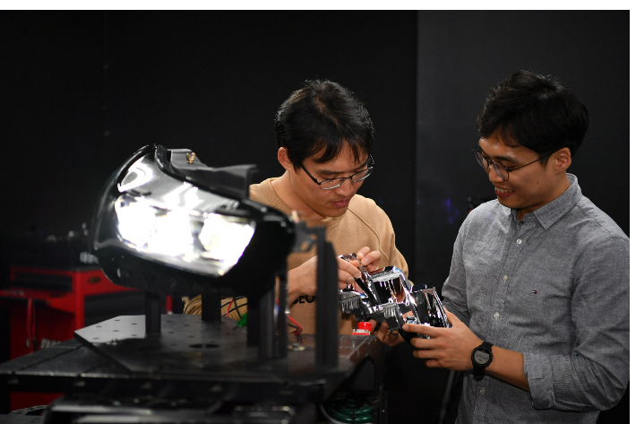 현대모비스 연구원들이 차세대 지능형 헤드램프 시스템의 배광성능을 점검하고 있다. 현대모비스 제공