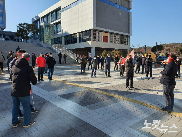 양파 생산 농가들이 23일 고흥군청 앞에서 집회를 열고 있다. 고영호 기자