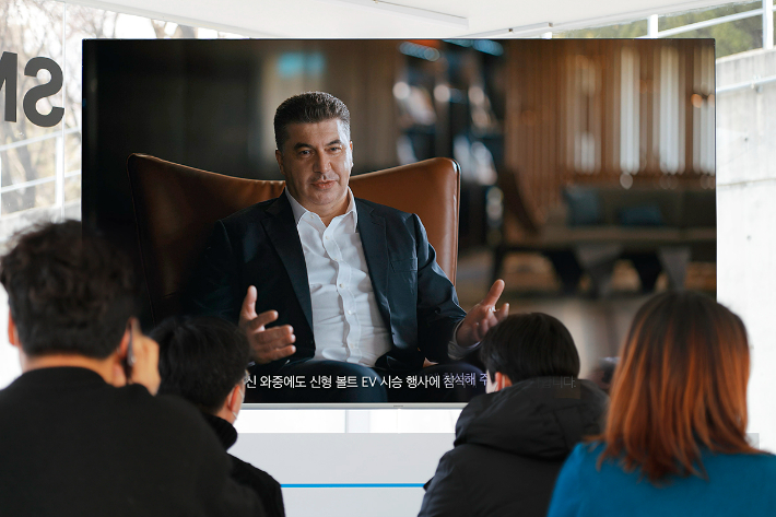 쉐보레 볼트EV 미디어 드라이빙 캠프에서 영상 메시지를 전하는 카허 카젬 한국지엠 사장. 한국지엠 제공