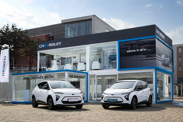 쉐보레 볼트EV 미디어 드라이빙 캠프에 전시된 볼트EV(오른쪽)와 볼트EUV. 한국지엠 제공