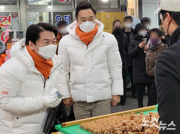 포항 구룡포 시장을 찾은 안철수 국민의 당 후보. 김대기 기자