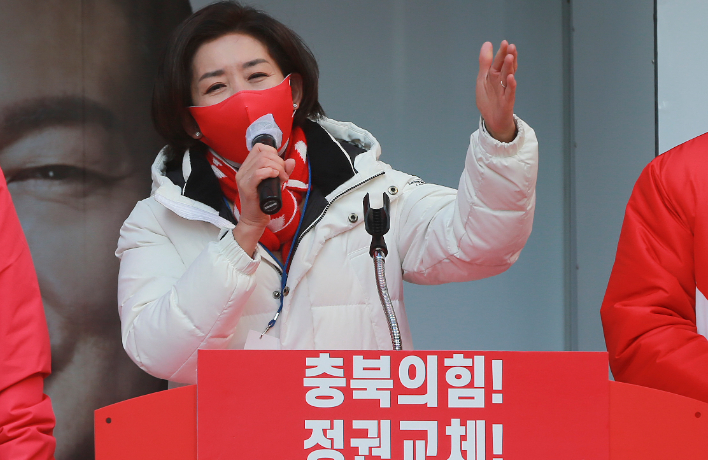 나경원 국민의힘 총괄선대본부장이 16일 오후 충북 청주시 성안길 인근에서 열린 거점유세에서 윤석열 대선후보의 지지를 호소하고 있다. 이한형 기자