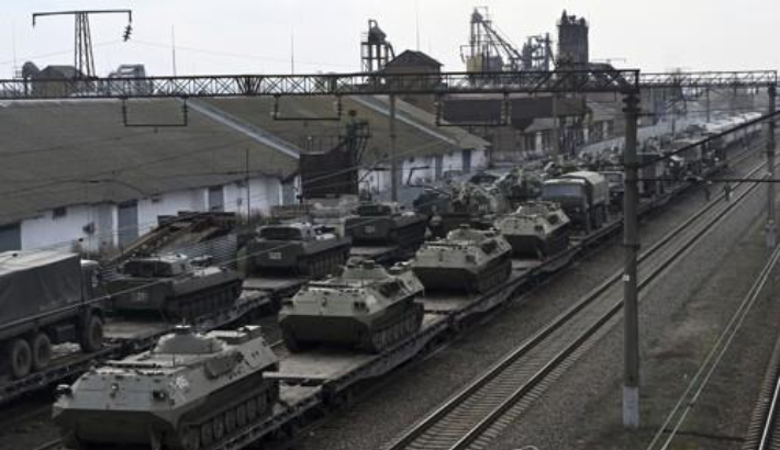 열차에 실려 우크라 국경 인근 역에 도착한 러시아군 장갑차. 연합뉴스