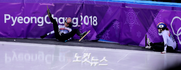'2018 평창동계올림픽' 쇼트트랙 여자 1000m 결승에서 심석희(왼쪽)와 최민정이 부딪혀 넘어진 모습. 이한형 기자