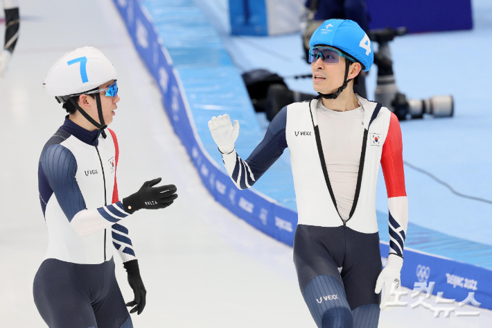 2022 베이징동계올림픽 매스스타트 남자 결승전에서 동메달과 은메달을 획득한 이승훈과 정재원이 19일 중국 베이징 내셔털 스피드스케이팅 오벌에서 기뻐하고 있다. 베이징(중국)=박종민 기자