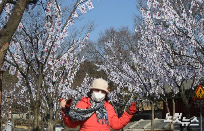 삼일절 앞두고 효창공원 태극기 거리 조성