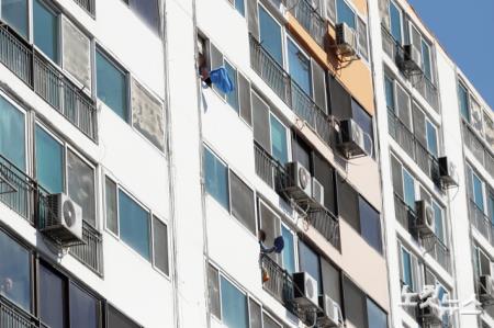 집에서 파란 수건 흔드는 이재명 후보 지지자들