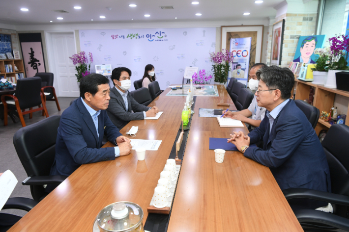 윤화섭 안산시장이 2021년 7월 30일 시청에서 현대건설 컨소시엄 관계자와 GTX-C노선 안산 연장을 위한 협의를 진행하고 있다. 안산시 제공