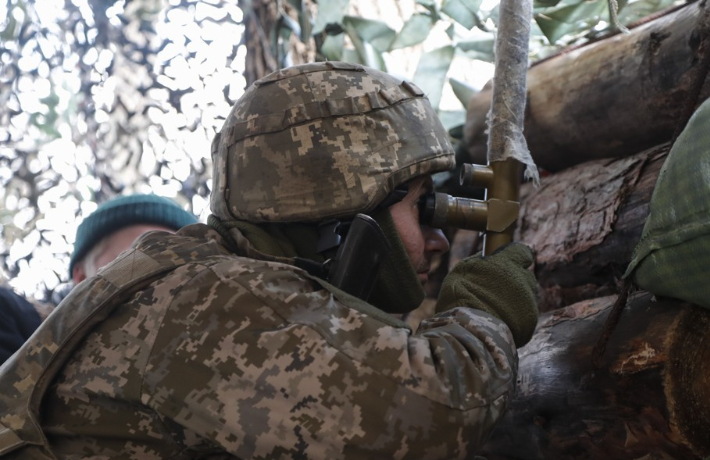 우크라이나 루간스크 지역에서 정부군 병사가 잠망경으로 친러 반군 점령 지역을 살피고 있다. 연합뉴스