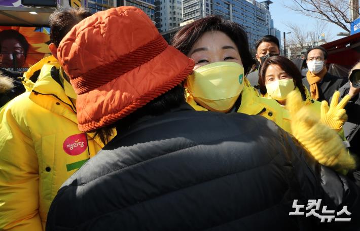 지지자와 포옹하는 심상정