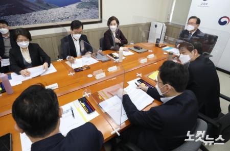 개학대비 학교방역 시·도교육감 간담회 주재하는 김부겸 총리