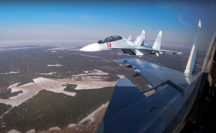 지난 17일(현지시간) 벨라루스 영공에서 러시아와 벨라루스 공군 소속 수호이 Su-30 전투기들이 연합훈련을 벌이고 있다. 연합뉴스