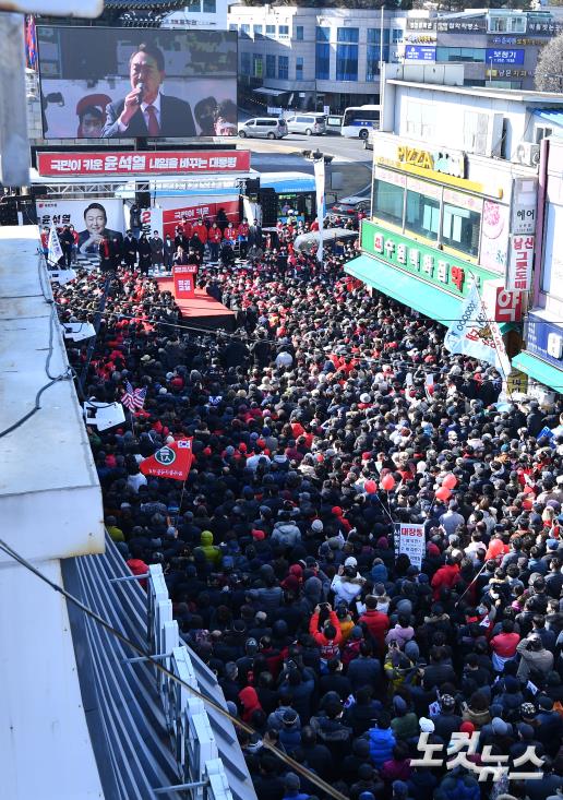 윤석열 국민의힘 대선 후보가 24일 오후 경기도 수원시 팔달문에서 열린 "국민과 원팀" 경기도 수원 집중유세에서 지지 호소를 하고 있다.