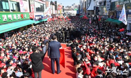 윤석열 국민의힘 대선후보가 24일 경기도 수원 팔달문앞에서 집중유세를 하고 있다.