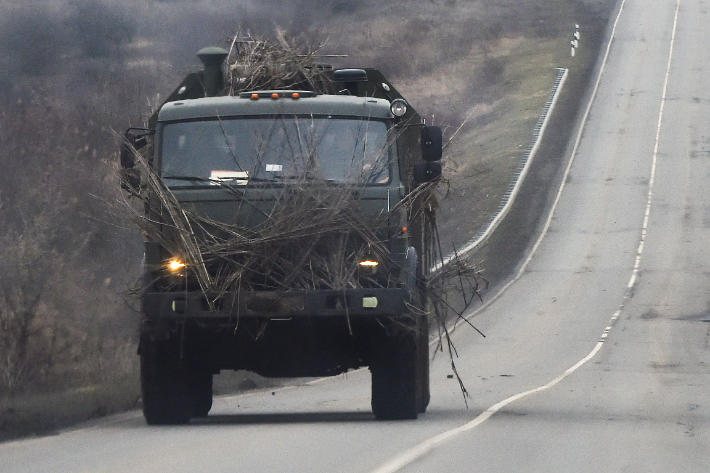23일(현지시간) 친(親)러시아 반군이 통제하는 우크라이나 동부 도네츠크와 국경을 접한 러시아 남부 로스토프 지역의 한 도로를 따라 나뭇가지로 위장한 군용 트럭 한 대가 달리고 있다. 연합뉴스