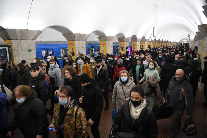 러시아가 우크라이나에 대해 군사 공격을 개시한 24일(현지시간) 오전 우크라이나 수도 키예프의 한 지하철역 승강장이 짐과 가방을 든 시민들로 가득 차 있다. 연합뉴스