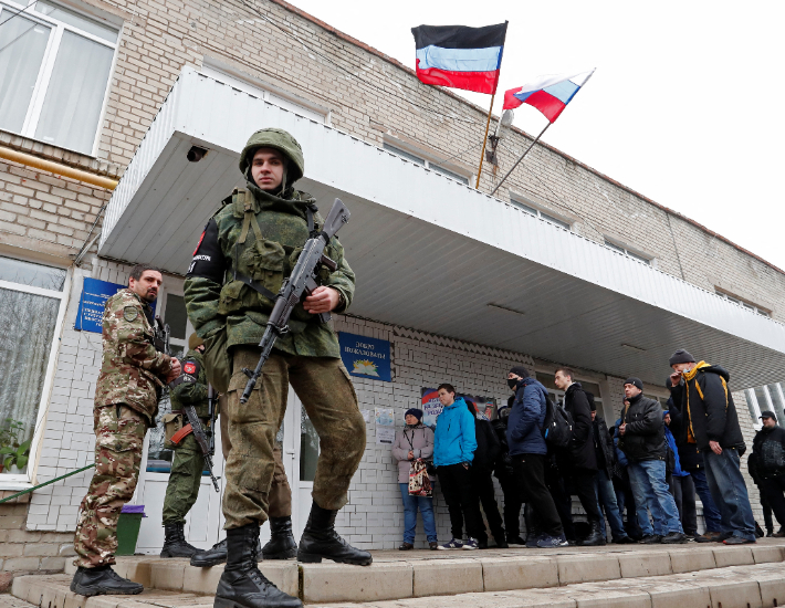 친러 반군 동원령에 응하는 우크라이나 도네츠크 남성들. 연합뉴스