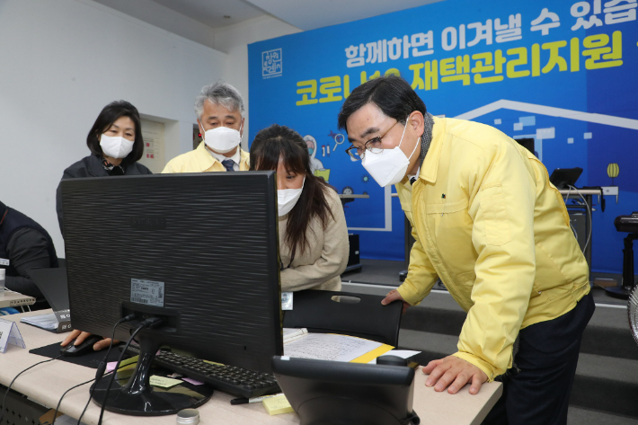 허성무 창원시장이 재택관리지원 상담센터를 방문해 시스템을 점검하고 있다. 창원시 제공