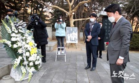 안철수 대선후보, 도산 안창호 기념관 찾아 참배