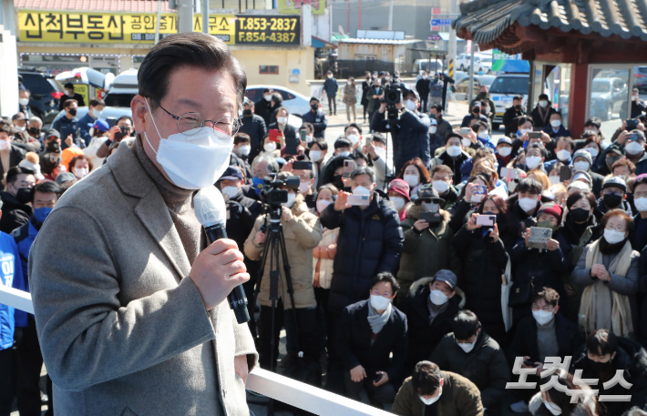 더불어민주당 이재명 대선후보가 24일 충북 충주 산척치안센터 앞에서 열린 유세에서 연설하고 있다. 산척은 이 후보 장인의 고향이다. 황진환 기자