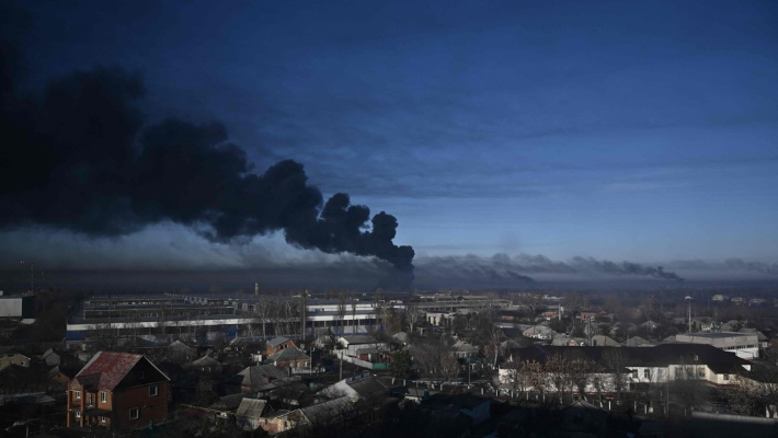 러시아가 우크라이나에 대한 군사작전을 개시한 24일(현지시간) 우크라이나 제2의 도시인 하르키우(러시아명 하리코프) 인근 추기예프 군 공항에서 검은 연기가 치솟고 있다. 연합뉴스
