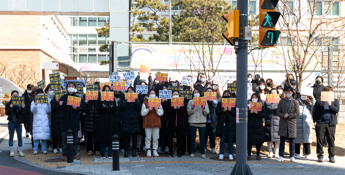 지난 24일 평택 서재초등학교 앞에서 학부모들이 모듈러 설치를 반대하는 손 피켓을 들고 있다.