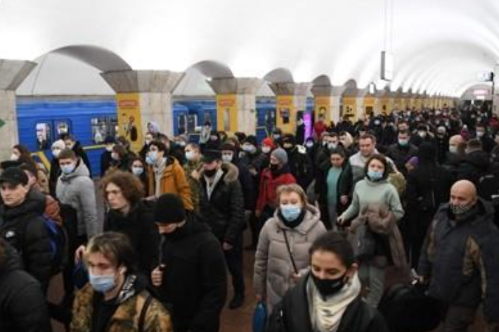 러시아가 우크라이나에 대해 군사 공격을 개시한 24일(현지시간) 오전 우크라이나 수도 키예프의 한 지하철역 승강장이 짐과 가방을 든 시민들로 가득 차 있다. 연합뉴스