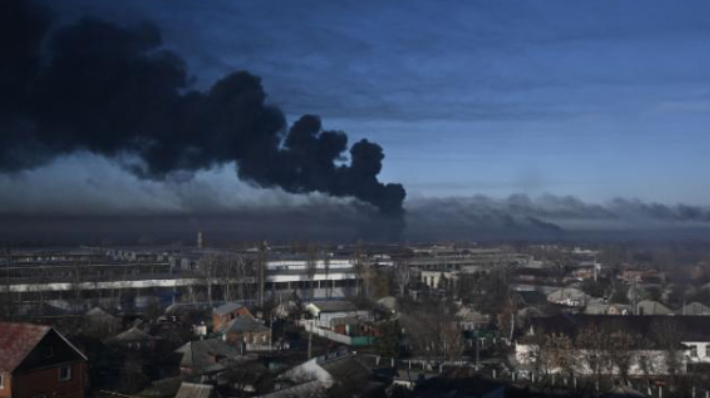 하르키프 인근 군용 공항에서 검은 연기가 치솟고 있다. CNN 홈페이지 캡처 