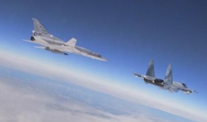벨라루스 영공 비행하는 러시아 장거리 폭격기와 전투기. 러시아 국방부 제공