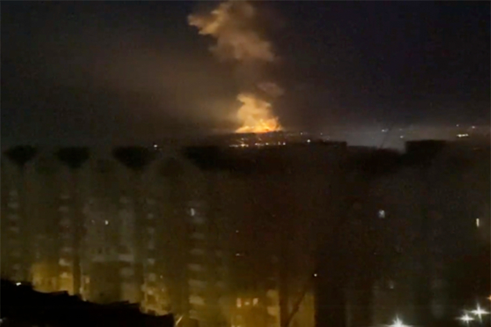 러시아 침공 개시 후 우크라 키예프 인근서 치솟는 불길. 연합뉴스