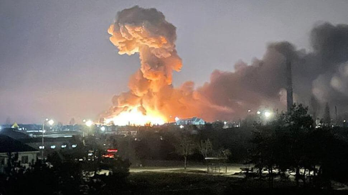 24일(현지시간) 폭격에 의한 폭발로 불타고 있는 우크라이나 수도 키예프 일대 - 우크라이나 대통령실 제공