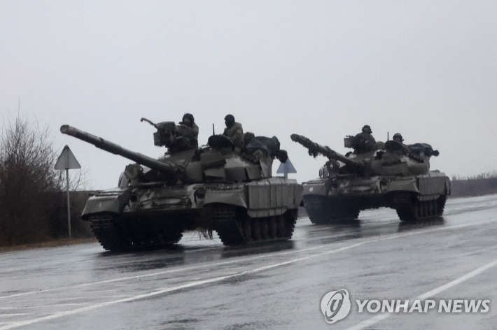 (마리우폴 로이터=연합뉴스) 러시아가 우크라이나에 대한 군사작전을 개시한 24일(현지시간) 우크라이나 남부 항구도시 마리우폴 시내로 우크라이나군 탱크들이 진입하고 있다.