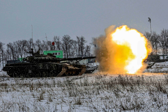 '우크라 사태' 속 포사격 훈련하는 러시아군 탱크. 러시아 국방부 제공