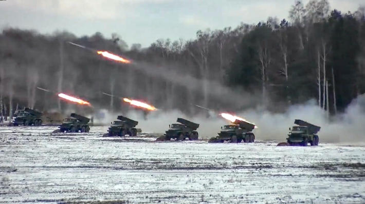 연합훈련서 다연장 로켓 발사하는 러시아·벨라루스군. 러시아 국방부 제공